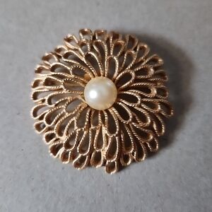 Vintage 70s Crown Trifari Large Pearl Center Gold Sunburst Flower Brooch Pin